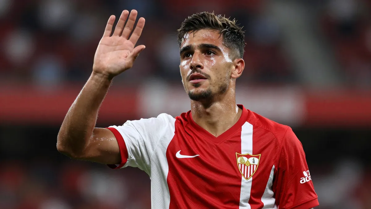 Joan Jordán se despide del Sevilla FC con un mensaje emotivo, agradeciendo a la afición por su apoyo y cariño durante su...