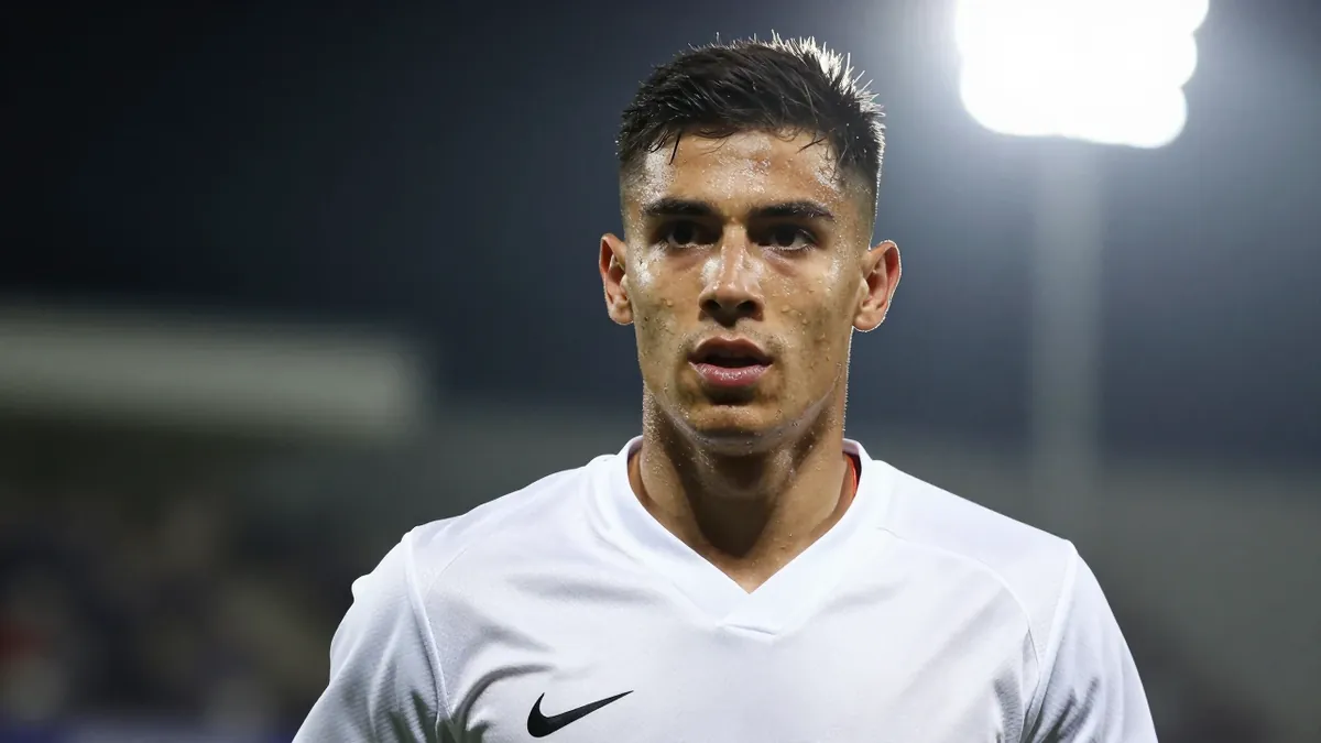 El Sevilla FC estudia la cesión del delantero serbio Petar Ratkov, de 23 años, quien no cuenta para Gattuso en la Lazio y...