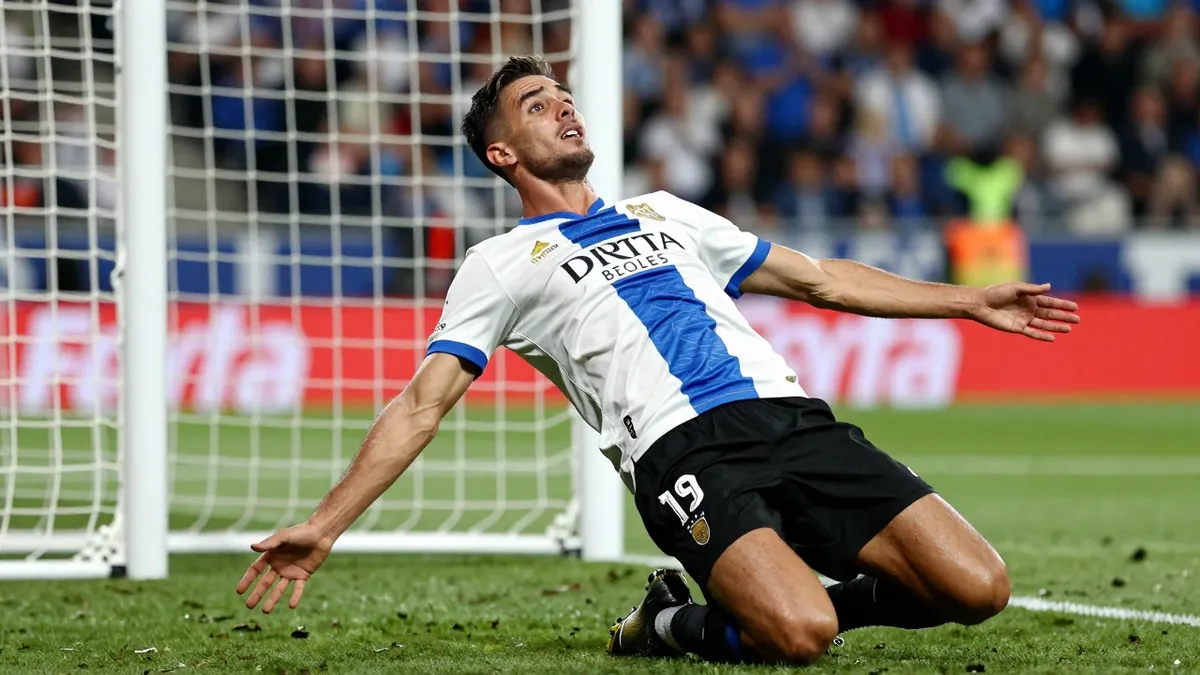 El Sevilla vuelve a ganar en la Liga con dos goles de penalti, mientras que el Rayo sufre su primera derrota de la temporada