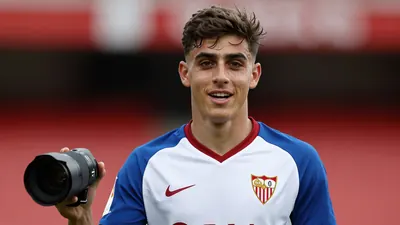 Sevilla FC has signed Scottish forward Robbie Ure, Sweden's top scorer, to replace Akor Adams