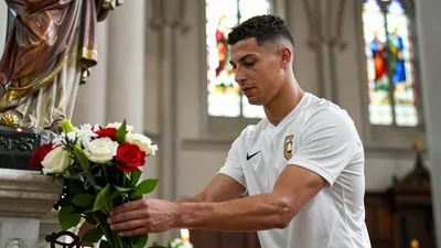 El Sevilla FC, con su plantilla cerrada, realizó la ofrenda floral a la Virgen de los Reyes en la Catedral, sin Youssouf...