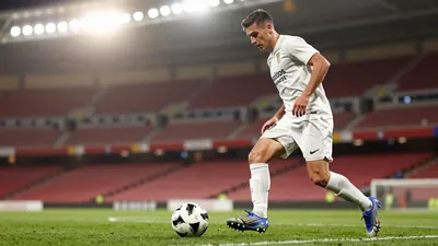 Sevilla, fifth with 13 points, host leaders Barcelona with renewed tactical discipline and a two-game winning streak...