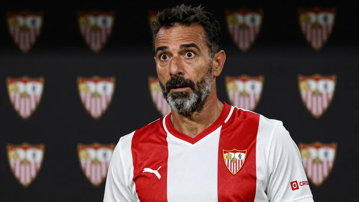 Sevilla FC presented a jersey bearing Luis de la Fuente’s name and number 11 to the coach during his visit to San Mamés...