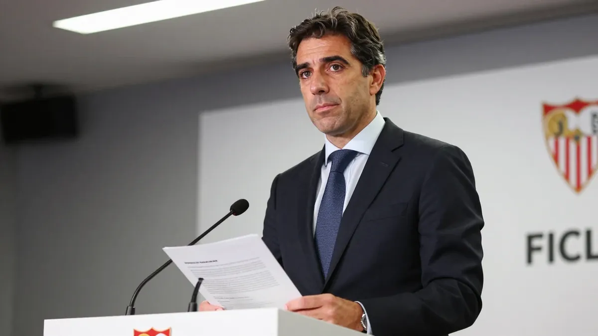 El Sevilla FC presenta un balance económico positivo con una reducción de 30 millones en su deuda neta, mientras la...