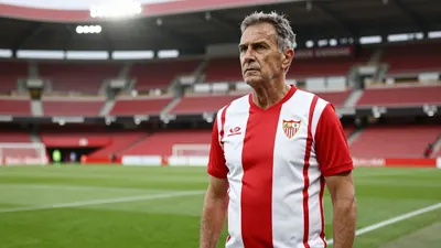 San Mamés will honor seven Athletic legends before the match against Sevilla, with a minute of silence for Carmelo Cedrún...