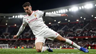El Sevilla jugó con uno menos tras la expulsión de Arouna Sangante, una decisión que Luis García Plaza y el banquillo...