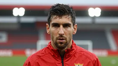El Sevilla FC realizó su última sesión en el Sánchez-Pizjuán bajo la lluvia antes de volar a Barcelona, con Rubén Vargas...
