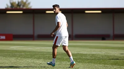 El centrocampista georgiano vuelve a la convocatoria tras superar sus problemas musculares, mientras Lucas Stassin sigue...