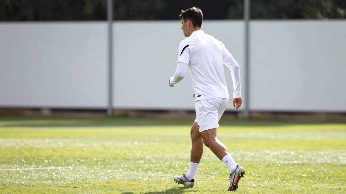 Sevilla FC resumed training with only ten first-team players available, as injured duo Vargas and Stassin continue their...