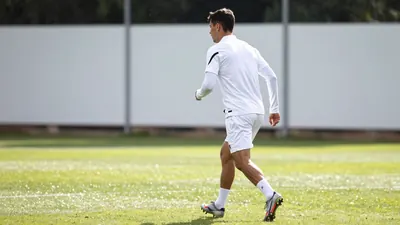 Sevilla FC resumed training with only ten first-team players available, as injured duo Vargas and Stassin continue their...