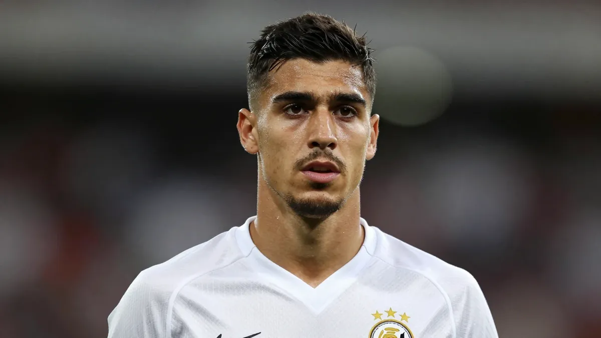 Sevilla has renewed its interest in Boca Juniors winger Exequiel Zeballos, who is refusing a new contract and could leave...